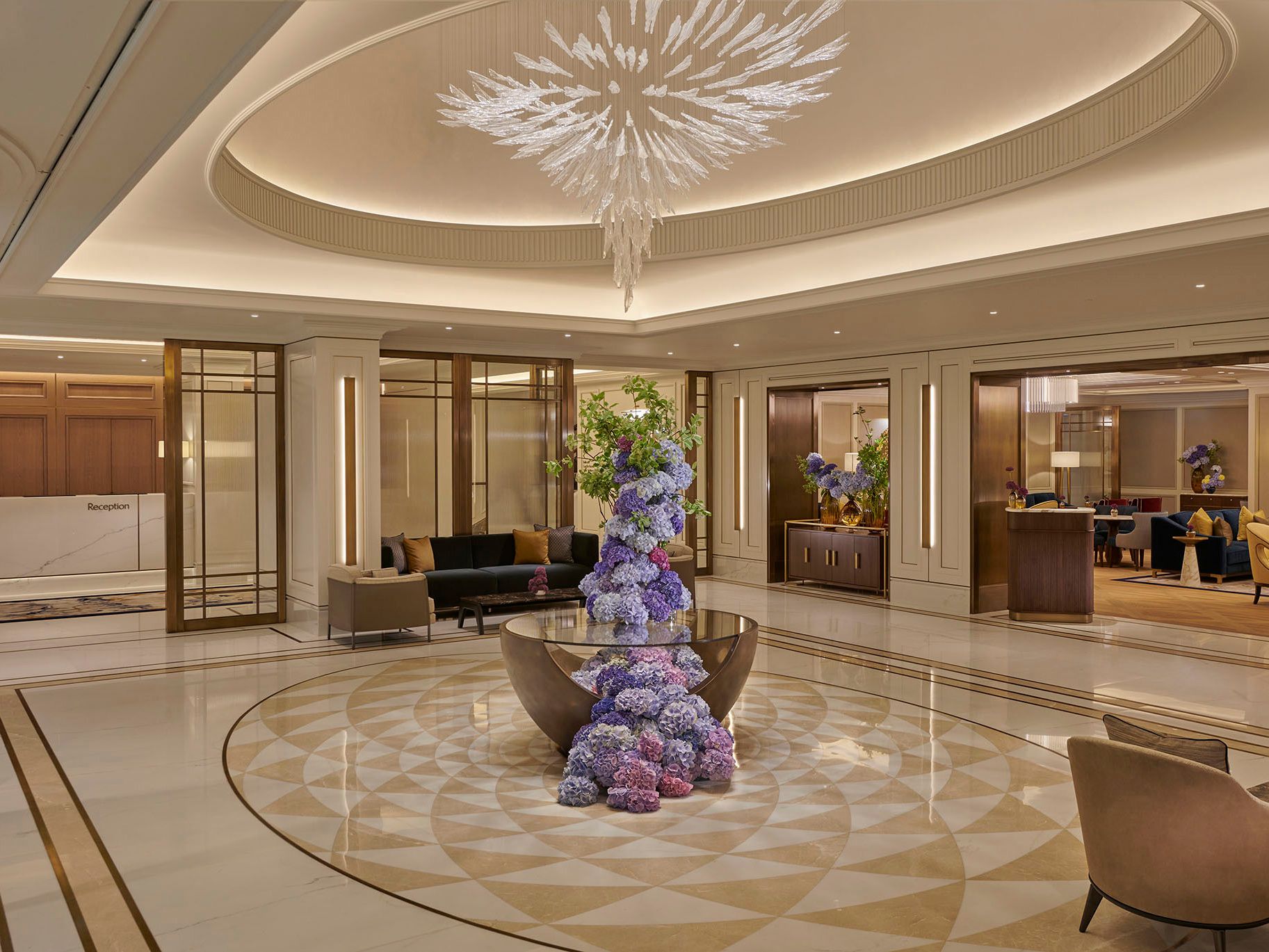 The hotel's floral décor is done by Moyses Stevens, which is known to provide flowers to the Buckingham Palace